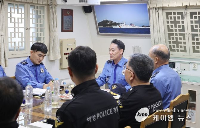 경비함정에서 현황 보고를 받고 있는 백종수 제11대 서해5도특별경비단장
