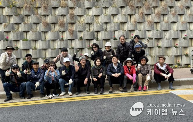 과천시 문원행복마을관리소, 주민과 함께 '걷고 싶은 꽃길' 조성