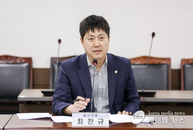안산시의회 최찬규 의원이 지난달 24일 제1상임위원실에서 열린 제302회 임시회 문화복지위원회에서 자신이 대표 발의한 ‘안산시 헌혈 장려 조례 일부개정조례안’에 대해 설명하고 있다.