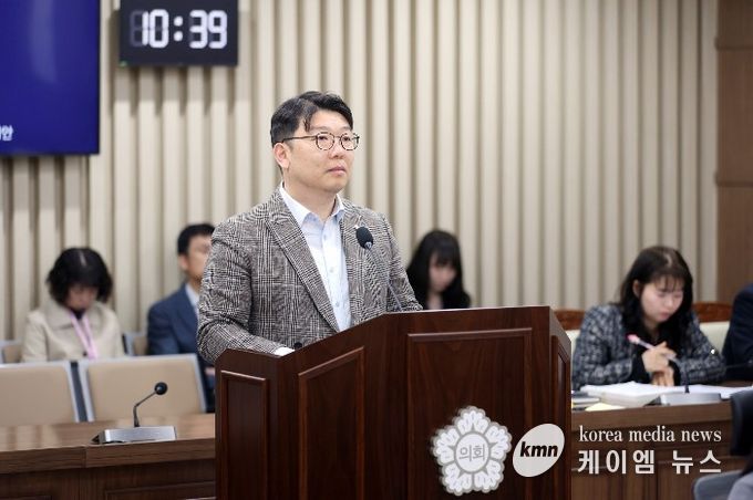 홍종철 의원(국민의힘, 광교1·2)이 제400회 임시회 기획경제위원회에서 조례안에 대해 설명하고 있다