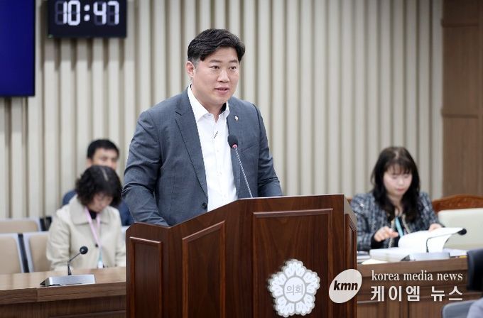 김동은 의원(더불어민주당, 정자1·2·3)이 제400회 임시회 기획경제위원회에서 조례안에 대해 설명하고 있다.