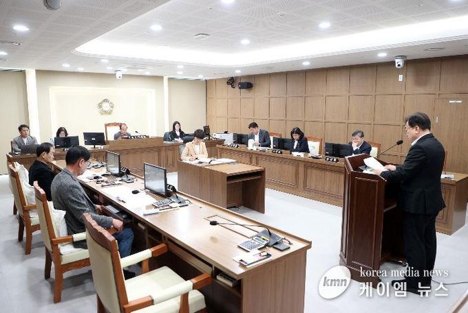 수원특례시의회 도시미래위원회가 제400회 임시회에서 조례안 등 주요 안건을 심사하고 있다.