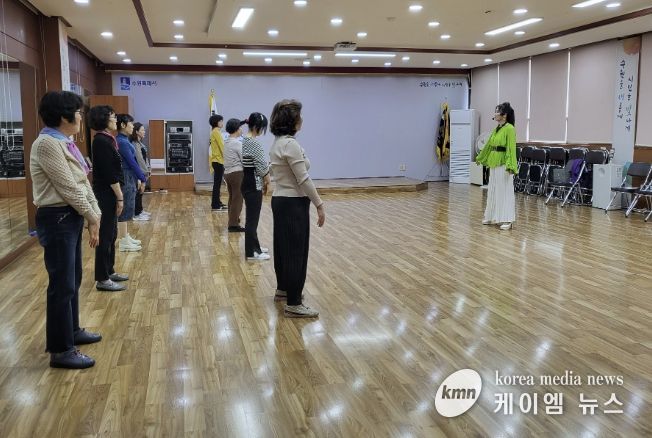 수원시 장안구 정자2동 주민자치회, 주민자치센터 신규 프로그램 ‘챠밍모델워킹’ 운영