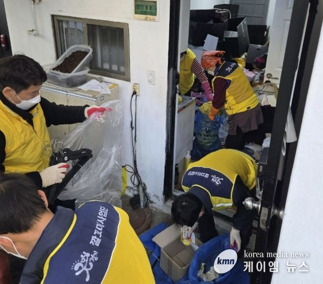 수원시 팔달구 화서1동 지역사회보장협의체, 쓰레기 적치 위기가구 주거환경 개선 지원