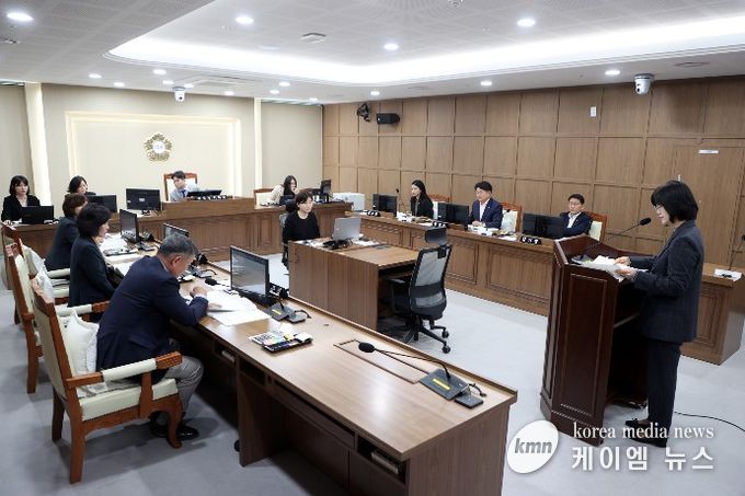 수원특례시의회 보건복지위원회가 4월 3일 상임위원회 회의실에서 제400회 임시회 기간 중 민간위탁 운영 동의안 등 총 8건의 안건을 심사하고 있다.