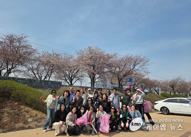 “내·외국인 직원 함께 양양 벚꽃길 걷기 및 환경 정화, 영화 관람”