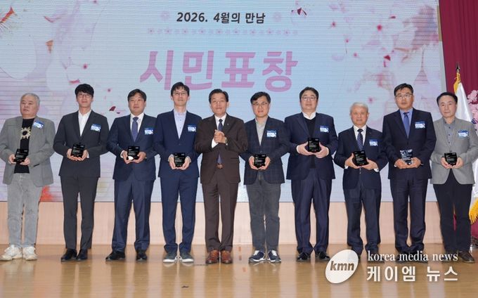 이재준 수원시장(왼쪽 5번째)이 성실납세자들과 기념촬영을 하고 있다.