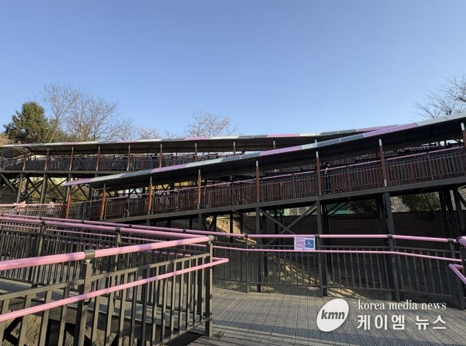 원미산 진달래동산 ‘무장애 데크로드’ 조성 모습