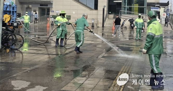 수원시 팔달구, 수원역 광장·환승센터 '반짝반짝 클린 ON' 합동 환경정비 실시