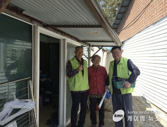 인창동 지역사회보장협의체 장상진 위원장과 최영한 부위원장이 전기선을 정비하고 있다.