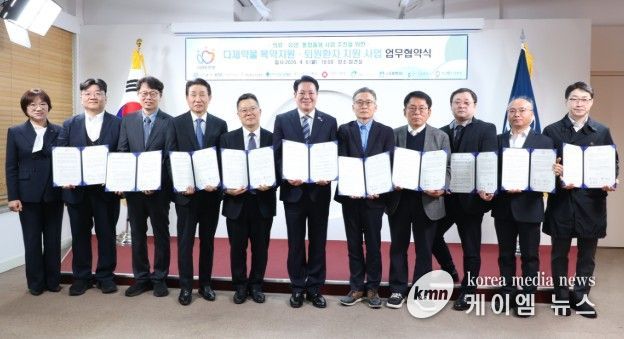 6일 오전 10시 시청 접견실에서 열린 다제 약물 복약 지원 퇴원 환자 지역 사회 연계 사업 업무 협약식에서 최대호 안양시장과 참석자들이 기념 사진을 찍고 있다
