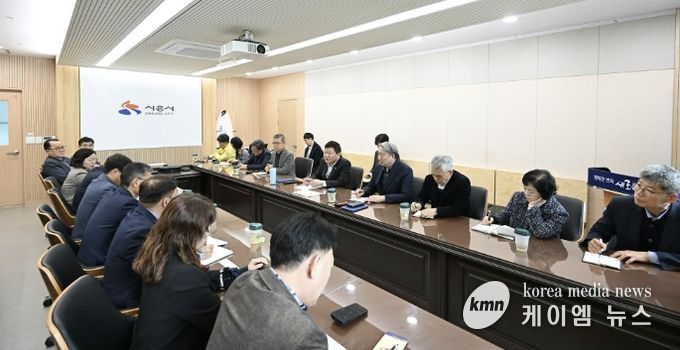 박승삼 시장 권한대행이 6일 시청에서 긴급 간부회의를 열고 발언을 하고 있다