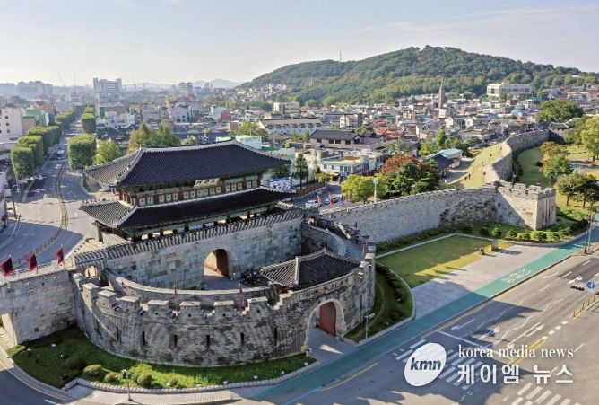 수원화성 중 보물로 지정된 장안문 전경.