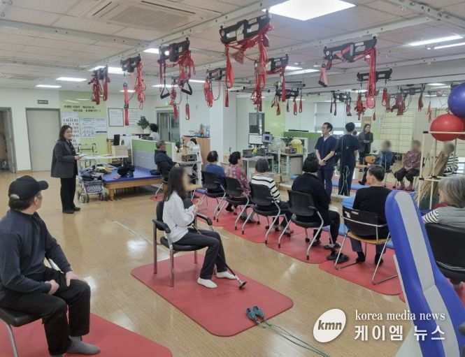 6일 단원보건소 3층 물리치료실에서 장애인 대상 '나선안정화 재활(SPS) 프로그램'을 진행하고 있다.