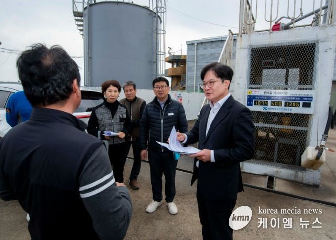 김병수 김포시장이 최근 불안정한 중동 정세 장기화로 인한 글로벌 공급망 위기에 선제적 대응으로 6일 대명항 어선 유류 공급장, 신김포농협 영농자재지원센터, 종량제봉투 공급처 등을 찾아 현장행정을 실시했다.