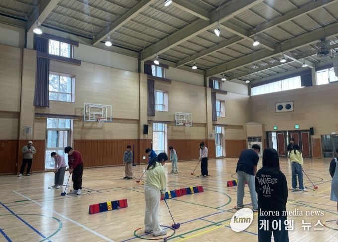 스내그골프 프로그램에 참여하는 학생들