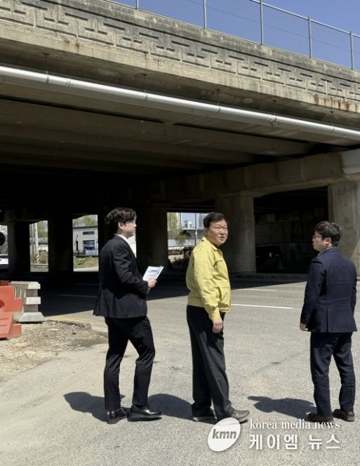 박승삼 시흥시장 권한대행이 침수우려도로를 현장점검하고 있다