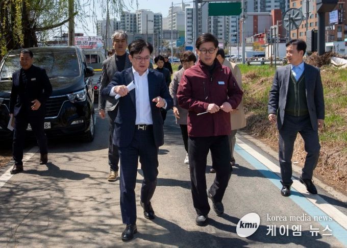 김병수 김포시장이 7일 고다니 유수지, 한강중앙공원, 김포대로 미세먼지 저감숲 조성 대상지 등 주요 사업 현장을 방문해 진행 상황을 점검하고 시민 중심의 공간 조성 방안을 모색하고 있다.