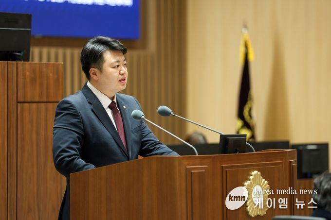 배지환 수원특례시의회 의원이 제400회 임시회 제2차 본회의에서 5분 자유발언을 하고 있다.