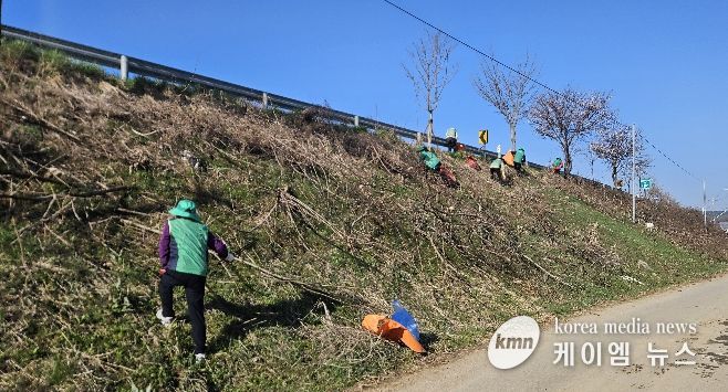 홍성군 갈산면 남·여 새마을 지도자 새봄맞이 환경정화 펼쳐