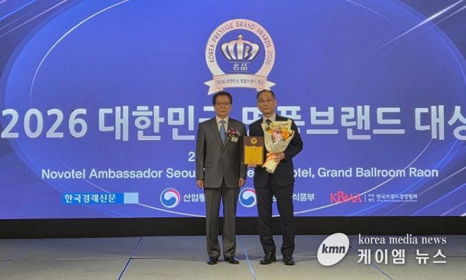 왼쪽부터 심사위원장 이훈영 경희대 교수, 평택시 이우진 농업기술센터소장