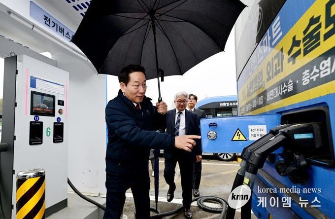 유정복 인천광역시장이 9일 남동구 서창버스공영차고지를 방문해 충전시설을 점검하고 있다.