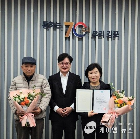 김병수 시장이 이수증 수여 후 기념촬영을 하고 있다.