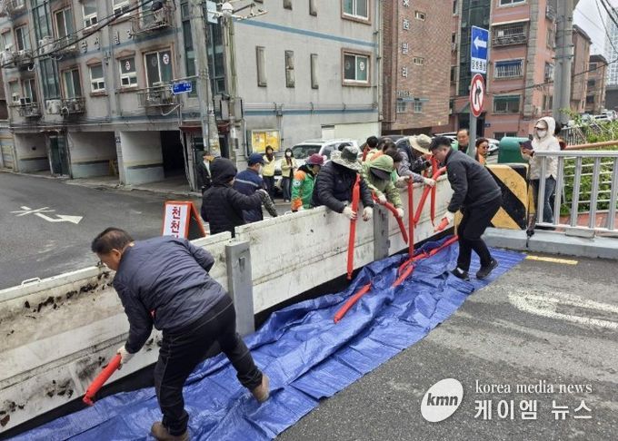 10일 집중호우에 앞서 목감천 개명교 일원에서 목감천 범람에 대비한 차수판 설치 훈련을 하고 있다.