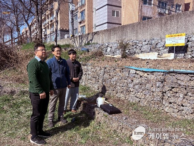 김현수 제1부시장이 서호천 일원 불법 점용 현장을 점검하고 있다