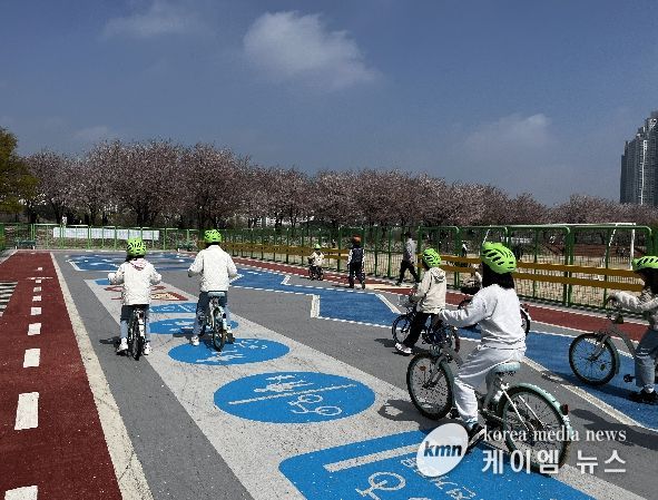수원시가 만석공원 자전거교육장에서 ‘자전거 안전교육’을 운영하고 있다.