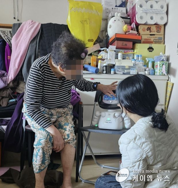 방문전문인력이 어르신 가정을 방문하여 AI돌봄로봇 활용교육을 실시하는 모습