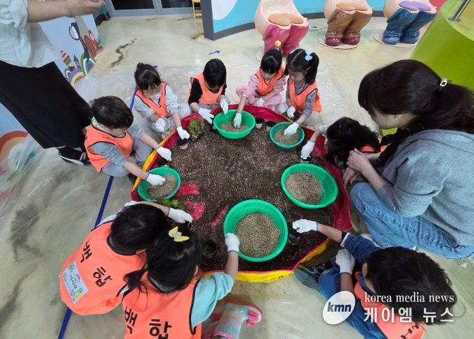 상추화분을 만들고 있는 중동백합어린이집 어린이들