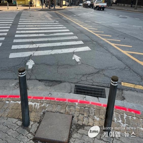 단국대삼거리 LED 바닥형 보행신호등 설치 모습