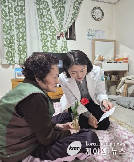 하남시 방문전담 간호사가 직접 대상 어르신 가정을 방문하여 하루 생활을 스스로 점검할 수 있는 행동 체크리스트에 대해 설명하고 있다.