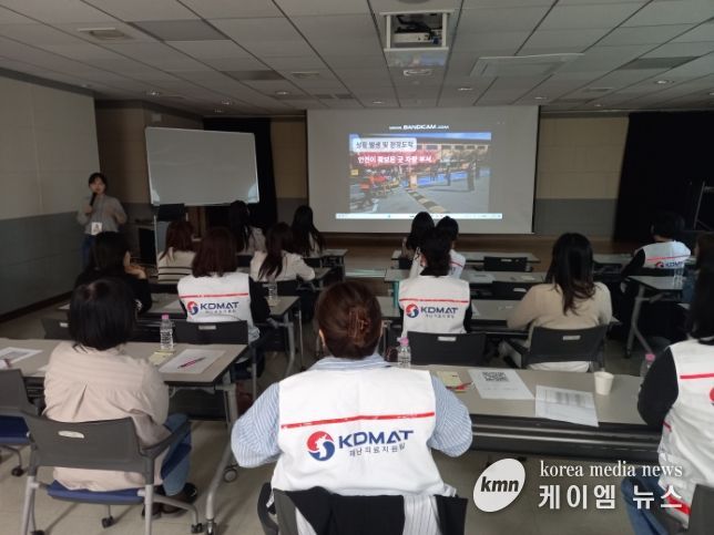 재난의료 신속대응반 교육에서 강사가 재난현장 초기 대응 절차를 설명하고 있다.