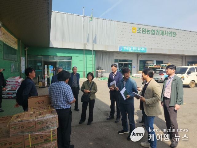 조암농협 경제사업장에서 농자재 수급 현황을 점검하며 관계자들과 의견을 나누고 있다.